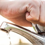 Como economizar água com reaproveitamento estratégias práticas para o dia a dia