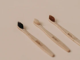 Como escolher escovas de dente biodegradáveis e transformar sua rotina de higiene bucal