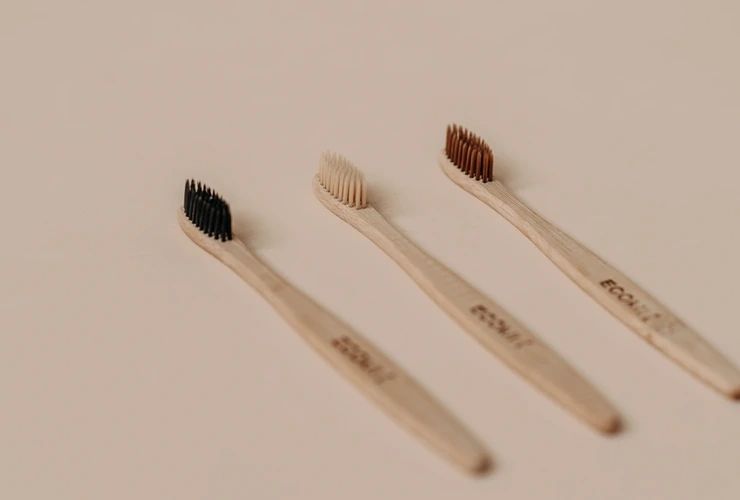 Como escolher escovas de dente biodegradáveis e transformar sua rotina de higiene bucal