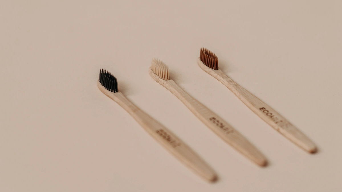 Como escolher escovas de dente biodegradáveis e transformar sua rotina de higiene bucal