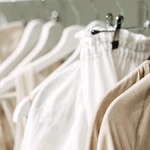 O que é slow fashion e como adotar um novo jeito de se vestir sem abrir mão do estilo