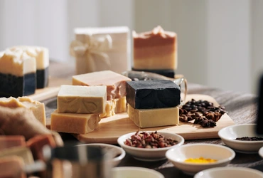 Sabonetes artesanais ou industriais descubra qual faz mais sentido para o seu dia a dia