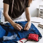 Upcycling como transformar roupas antigas em novas peças e dar um novo sentido ao seu guarda-roupa