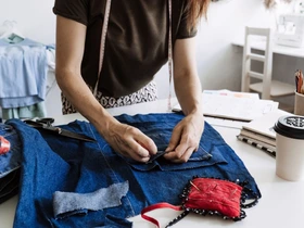 Upcycling como transformar roupas antigas em novas peças e dar um novo sentido ao seu guarda-roupa