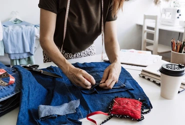 Upcycling como transformar roupas antigas em novas peças e dar um novo sentido ao seu guarda-roupa