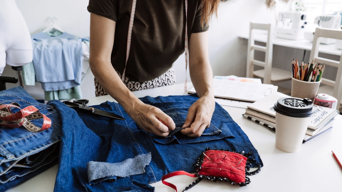 Upcycling como transformar roupas antigas em novas peças e dar um novo sentido ao seu guarda-roupa